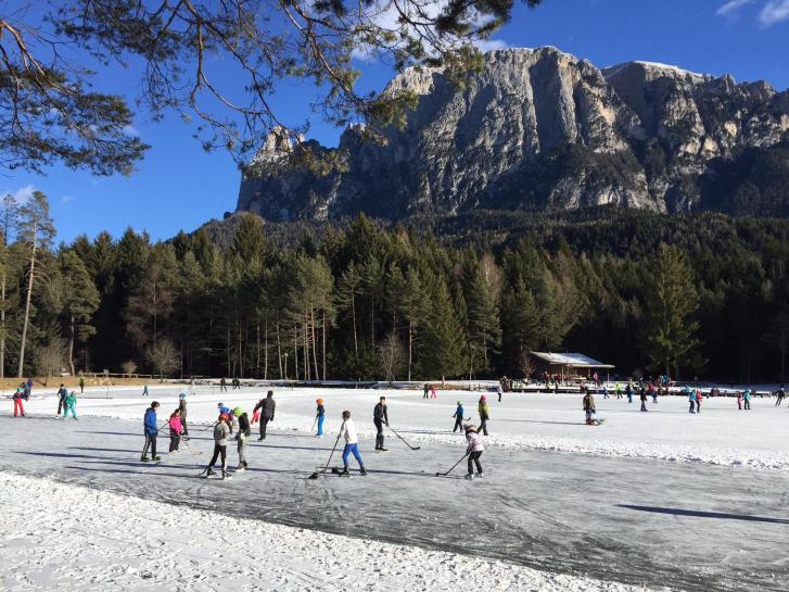 Ice skating on the Laghetto di Fiè | Fiè allo Sciliar